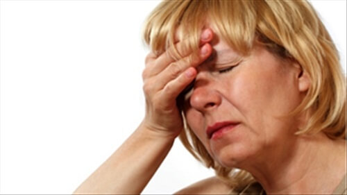 Đi tiểu ra máu ở phụ nữ lớn tuổi